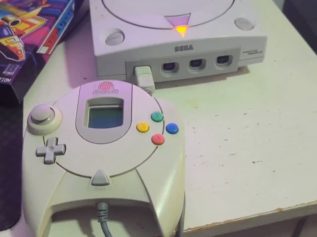 Dreamcast game console and dreamcast controller